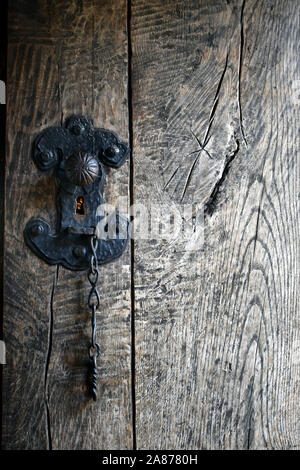 Una chiusura di una vecchia porta di legno e bloccare Foto Stock