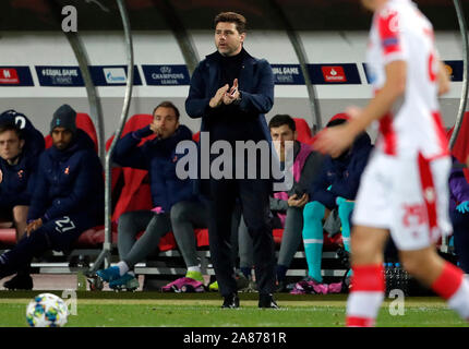 Belgrado. 6 Nov, 2019. Tottenham Hotspur's head coach Mauricio Pochettino (anteriore) applausi a scena aperta durante la UEFA Champions League gruppo B partita di calcio tra Crvena Zvezda e Tottenham Hotspur in Serbia, a Belgrado il 9 novembre 6, 2019. Credito: Predrag Milosavljevic/Xinhua/Alamy Live News Foto Stock