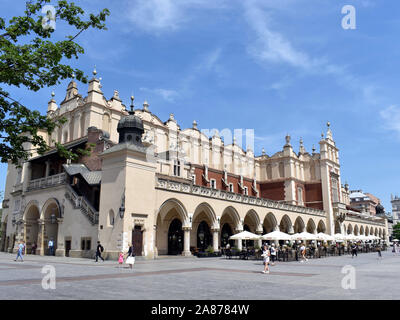 Cracovia/Poland-June 4, 2019: una vista generale della piazza del mercato e il panno Hall nel centro di Cracovia Foto Stock