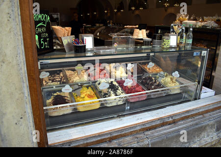Un coffee shop display del gelato nella sua finestra anteriore Foto Stock