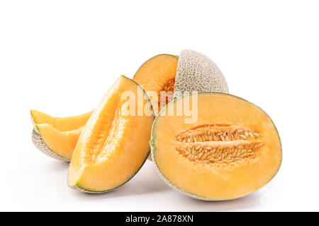 Bella gustosa succose fette di melone melone, muskmelon, roccia melone isolati su sfondo bianco, vicino, percorso di clipping, tagliati fuori. Foto Stock