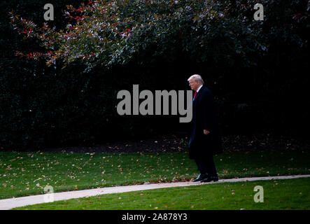 Washington, Stati Uniti. 6 Nov, 2019. Presidente Donald Trump si diparte la Casa Bianca per un viaggio in Louisiana, in Washington, DC il Mercoledì, 6 novembre 2019. Foto di Kevin Dietsch/UPI Credito: UPI/Alamy Live News Foto Stock