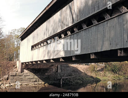 La coperta in legno guidabile Doyle ponte stradale sul Mill Creek in Jefferson Township, Ashtabula County, Ohio è una singola città span truss design. Foto Stock