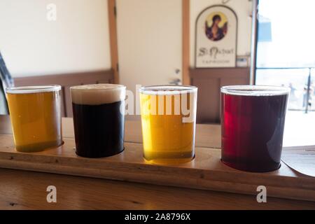 Un volo di birre in degustazione, alla birreria benedettina in Monte Angel, Oregon, Stati Uniti d'America. Foto Stock