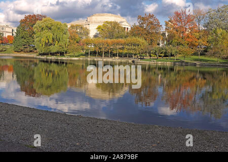 Wade in laguna in University Circle distretto di Cleveland, Ohio, USA riflette il fogliame di autunno dagli alberi che circondano questa oasi urbana. Foto Stock