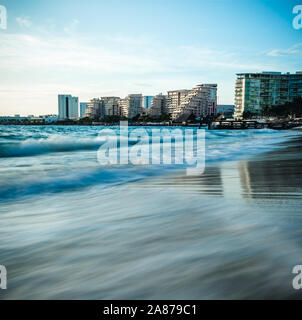 Lungo rotte onde sulla spiaggia di Cancun, Messico. Foto Stock