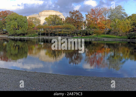 Wade in laguna in University Circle distretto di Cleveland, Ohio, USA riflette il fogliame di autunno dagli alberi che circondano questa oasi urbana. Foto Stock