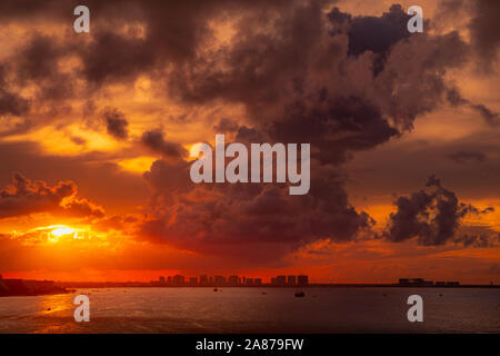 Un po' di ringraziamento magic sunrise i Caraibi. Una fuga temporanea di acqua calda, sabbia calda Foto Stock