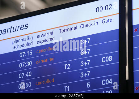 Amburgo, Germania. 07 Nov, 2019. Annullato i voli Lufthansa sono visualizzati su un tabellone presso l'Aeroporto di Amburgo poco dopo la mezzanotte. A mezzanotte, 48 ore di sciopero da parte di Lufthansa assistenti di volo ha iniziato a. Credito: Bodo segna/dpa/Alamy Live News Foto Stock