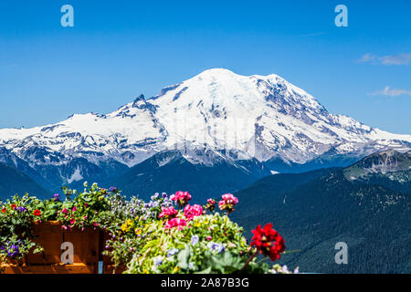La vista del monte Rainier come visto dalla parte superiore del cristallo Mountain Resort dove hanno un patio all'aperto durante i mesi estivi. Washington, Stati Uniti d'America. Foto Stock
