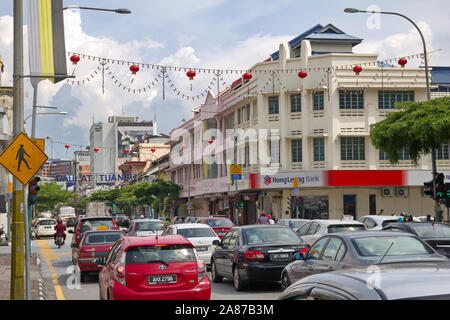Strada principale con il traffico pesante nella nuova città di Ipoh, Perak, Malaysia Foto Stock