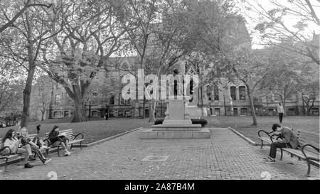 Statua di Benjamin Franklin da John J. Boyle nella parte anteriore del College Hall. La University of Pennsylvania ,Philadelphia, Pennsylvania, STATI UNITI D'AMERICA Foto Stock