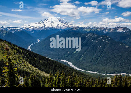 Mount Rainier del lato est con il fiume bianco come si vede da Crystal Mountain Resort il vertice di Washington, Stati Uniti d'America. Foto Stock