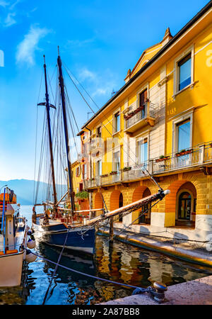 Vista di una vecchia nave a vela a Malcesine sul Lago di Garda nel nord Italia. Malcesine è una popolare meta di vacanze in Italia. Foto Stock