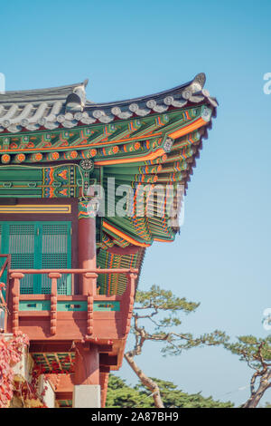 Il coreano tempio buddista e il suo tetto e grondaia che ha vari colori splendidi in una bella giornata. Foto Stock