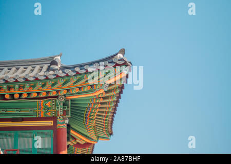 Il coreano tempio buddista e il suo tetto e grondaia che ha vari colori splendidi in una bella giornata. Foto Stock