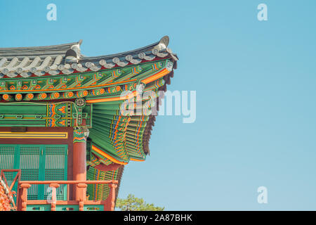 Il coreano tempio buddista e il suo tetto e grondaia che ha vari colori splendidi in una bella giornata. Foto Stock