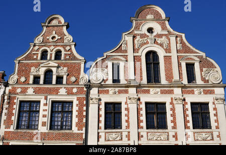 Dettaglio del fiammingo ornati in stile barocco townhomes fodera Grand Place, un punto di riferimento pubblica piazza in Arras, una città nel nord della Francia. Foto Stock