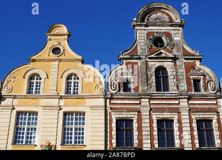 Dettaglio del fiammingo ornati in stile barocco townhomes fodera Grand Place, un punto di riferimento pubblica piazza in Arras, una città nel nord della Francia. Foto Stock