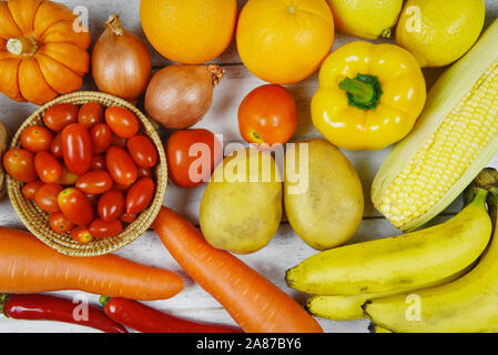 Un assortimento di frutta fresca rosso giallo viola e rosso verdure selezione mista ingrediente di vari prodotti alimentari , vista superiore / Frutta e verdura h di sfondo Foto Stock
