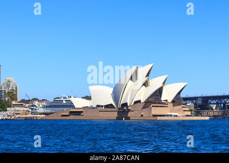 Sydney, Australia - 13 Marzo 2013: vista dell'Opera House dal Manly traghetto. La struttura iconica è uno dei più famosi edifici in wor Foto Stock