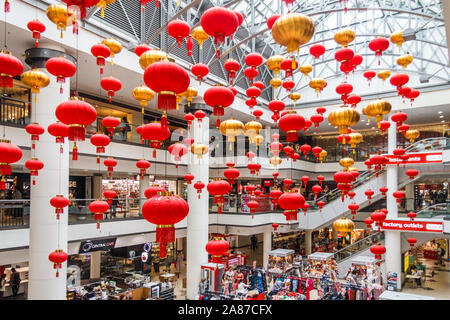 Sydney, Australia - 15 Marzo 2013: le lanterne cinesi all'interno della città di mercato complesso per lo shopping a Chinatown. Il centro si trova a Haymarket. Foto Stock