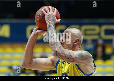 Gdynia, Polonia. 05 Nov, 2019. Dariusz Wyka visto in azione durante i 7 giorni EuroCup gruppo D match tra Asseco Arka Gdynia e cestelli EWE Oldenburg a Gdynia.(punteggio finale; Asseco Arka Gdynia 61:73 cesti EWE Oldenburg) Credito: SOPA Immagini limitata/Alamy Live News Foto Stock