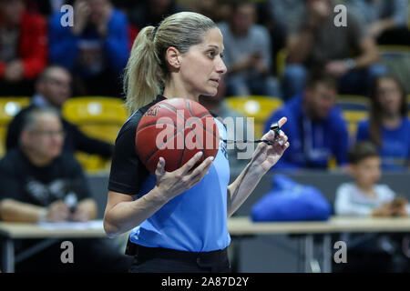 Gdynia, Polonia. 05 Nov, 2019. Vasiliki Tsaroucha (referente) visto in azione durante i 7 giorni EuroCup gruppo D match tra Asseco Arka Gdynia e cestelli EWE Oldenburg a Gdynia.(punteggio finale; Asseco Arka Gdynia 61:73 cesti EWE Oldenburg) Credito: SOPA Immagini limitata/Alamy Live News Foto Stock