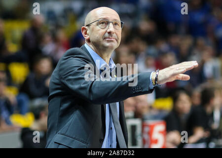 Gdynia, Polonia. 05 Nov, 2019. Mladen Drijencic (CT) visto durante i 7 giorni EuroCup gruppo D match tra Asseco Arka Gdynia e cestelli EWE Oldenburg a Gdynia.(punteggio finale; Asseco Arka Gdynia 61:73 cesti EWE Oldenburg) Credito: SOPA Immagini limitata/Alamy Live News Foto Stock