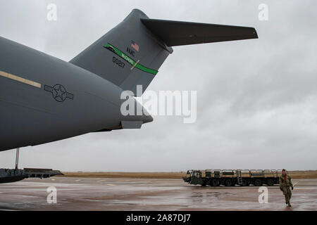 Una C-17 Globemaster III assegnato alla base comune Lewis-Mccorda, nello Stato di Washington, è riempito con pallet di riso e pasti al giorno come parte di una missione umanitaria, Ottobre 24, 2019, a Altus AFB, Okla. Entro sei settimane a breve, quasi 42 tonnellate di riso e soia i pasti erano riuniti, confezionati e volato in Honduras come parte del Dipartimento della Difesa ha la missione a sostegno degli sforzi umanitari e il possente 97th era responsabile per la sicurezza e per il confezionamento dei pasti sul loro modo di alimentazione di una nazione. (U.S. Air Force foto di Airman 1. Classe di Luka Klemm) Foto Stock