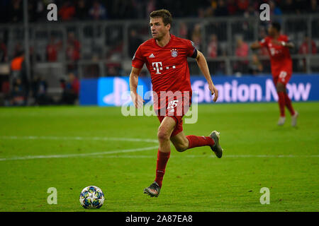 Monaco di Baviera, Germania. 6 Nov, 2019. Thomas Mueller da Bayern visto in azione durante la UEFA Champions League group B match tra Bayern e Olympiacos a stadio Allianz Arena di Monaco di Baviera.(punteggio finale; Bayern 2:0 Olympiacos) Credito: SOPA Immagini limitata/Alamy Live News Foto Stock
