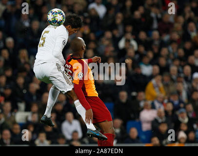 Madrid, Spagna. 6 Nov, 2019. Real Madrid CF's Rapahel Varane e Galatasaray's Marcao (Marcos do Nascimento Teixeira) compete per la sfera durante la UEFA Champions League match tra il Real Madrid e il Galatasaray SK al Santiago Bernabeu a Madrid.(Punteggio finale: Real Madrid 6 - 0 Galatasaray SK) Credito: SOPA Immagini limitata/Alamy Live News Foto Stock