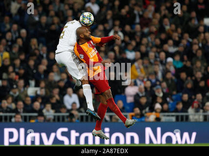 Madrid, Spagna. 6 Nov, 2019. Real Madrid CF's Rapahel Varane e Galatasaray's Marcao (Marcos do Nascimento Teixeira) compete per la sfera durante la UEFA Champions League match tra il Real Madrid e il Galatasaray SK al Santiago Bernabeu a Madrid.(Punteggio finale: Real Madrid 6 - 0 Galatasaray SK) Credito: SOPA Immagini limitata/Alamy Live News Foto Stock