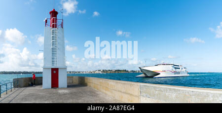 Saint-Malo, Ille-et-Vilaine / Francia - 19 agosto 2019: il Condor arriva in traghetto nel porto di Saint Malo sulla costa della Normandia Foto Stock