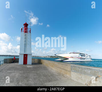 Saint-Malo, Ille-et-Vilaine / Francia - 19 agosto 2019: il Condor arriva in traghetto nel porto di Saint Malo sulla costa della Normandia Foto Stock