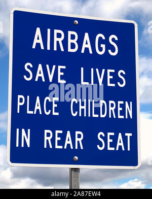 Airbag messaggio di sicurezza sul segno avverte che i bambini dovrebbero essere nel sedile posteriore. Foto Stock