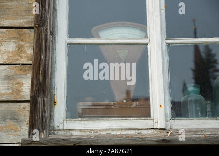 Città Cesis, Lettonia Repubblica. Vecchia finestra con il vasetto di vetro e scale. 2. Novembre. Foto Stock