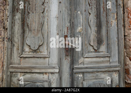 Città Cesis, Lettonia Repubblica. Vecchia porta di legno con maniglia. 2. Novembre. Foto Stock