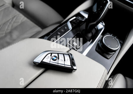 Helsinki, Finlandia, 4 Novembre 2019: Close up della moderna chiavi wireless della BMW 650i 2019 in pelle bianca per interni auto. Auto moderna particolari degli interni. Auto Foto Stock