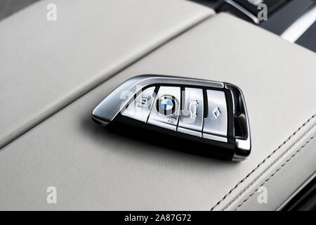 Helsinki, Finlandia, 4 Novembre 2019: Close up della moderna chiavi wireless della BMW 650i 2019 in pelle bianca per interni auto. Auto moderna particolari degli interni. Auto Foto Stock