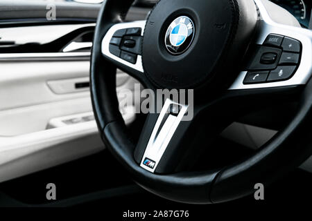 Helsinki, Finlandia, 4 Novembre 2019: BMW 650i m. 2019 perfomance close up whee dello sterzo con logo BMW. Auto moderna particolari degli interni. Auto insaide. Auto Foto Stock