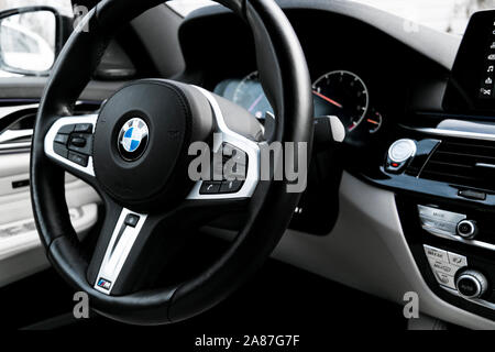 Helsinki, Finlandia, 4 Novembre 2019: BMW 650i m. 2019 perfomance close up whee dello sterzo con logo BMW. Auto moderna particolari degli interni. Auto insaide. Auto Foto Stock