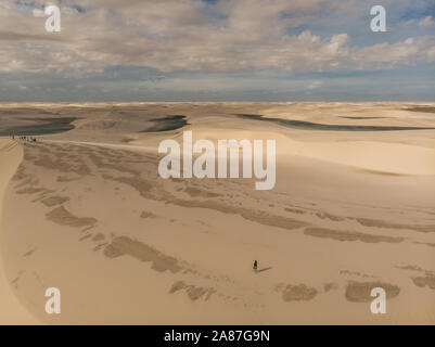 Ripresa aerea delle dune di sabbia e lagune in Brasile, Lencois Maranhenses national park in Maranhao membro.Lago azul Foto Stock
