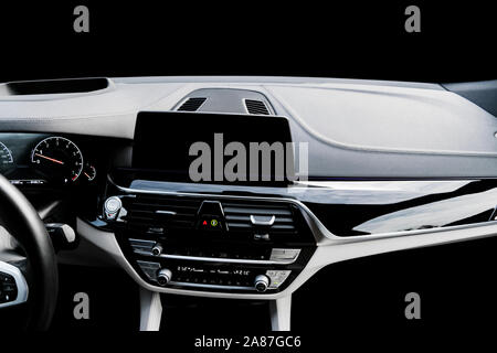 Il lusso moderno bianco auto con interni in pelle naturale pannello di legno. Una parte della pelle sedile di vettura con i dettagli di cucitura. Interno con il cruscotto. Perf bianco Foto Stock