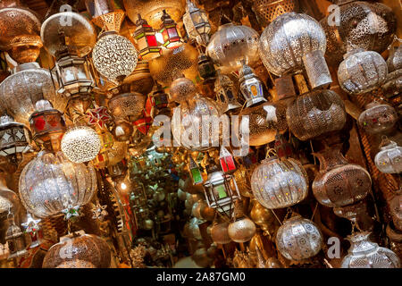 Negozio con tradizionale marocchina e lampade arabo nella medina di Marrakech. Foto Stock