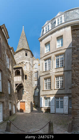 Saint-Malo, Ille-et-Vilaine / Francia - 19 agosto 2019: storico Norman case di pietra nel Saint-Malo Intra-Muros Neighboorhood Foto Stock