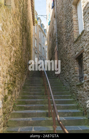 Saint-Malo, Ille-et-Vilaine / Francia - 19 agosto 2019: lungo le scale di pietra e la storica Norman case di pietra nel Saint-Malo Intra-Muros Neighboorhood Foto Stock