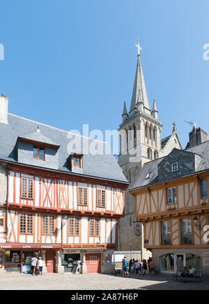 Vannes, Morbihan / Francia - 25 Agosto, 2019: Luogo Henri IV o Henry IV piazza nel centro della città vecchia a Vannes in Bretagna Foto Stock