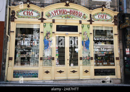 Un negozio e caffè Perola do Bolhao a Porto, Portogallo Foto Stock