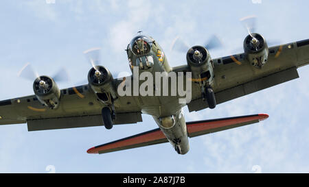 YPSILANTI, Michigan / STATI UNITI D'America - 25 agosto 2018: una guerra mondiale II SER B-17 Flying Fortress al 2018 Thunder su Airshow Michigan. Foto Stock